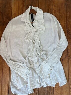 Women’s Q House of Basics ruffle front blouse gauzy off white oversized poets